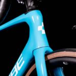 Lakschade fiets herstellen bij racefiets – detail van cockpit, frame en band Lakschade fiets herstellen bij racefiets – detail van cockpit, frame en band