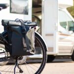 Rave dubbele op een elektrische fiets Rave dubbele op een elektrische fiets