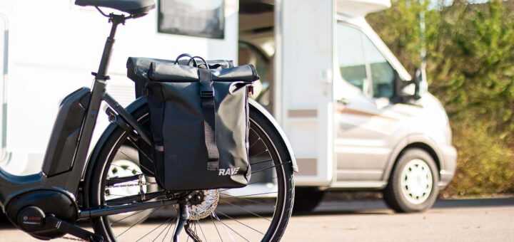 Rave dubbele op een elektrische fiets
