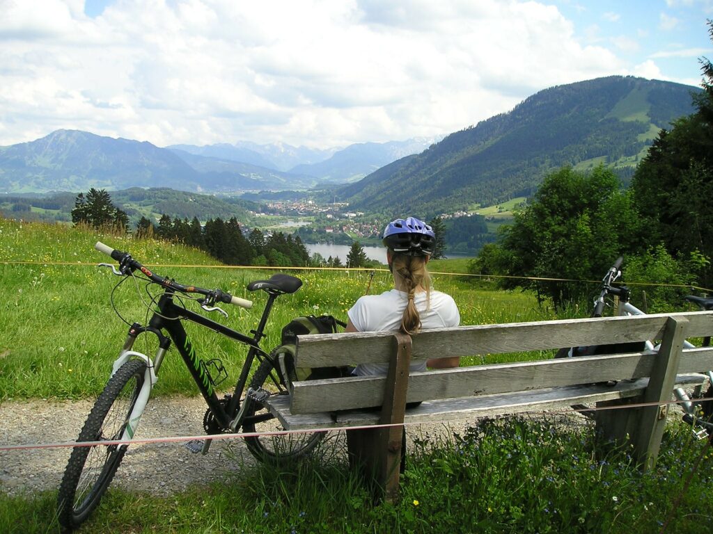 Vrouw op bank tijdens fietstocht in de natuur