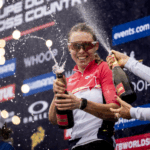 Kira Böhm viert haar overwinning in Canada op het podium door een geopende fles champagne te laten spuiten, naast een andere vrouwelijke deelnemer. Kira Böhm viert haar overwinning in Canada op het podium door een geopende fles champagne te laten spuiten, naast een andere vrouwelijke deelnemer.