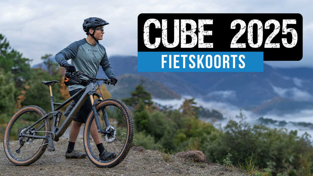 Banner met de tekst &lsquo;CUBE 2025 Fietskoorts&rsquo;, waarop een man met een e-bike te zien is.