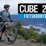 Banner met de tekst &lsquo;CUBE 2025 Fietskoorts&rsquo;, waarop een man met een e-bike te zien is.