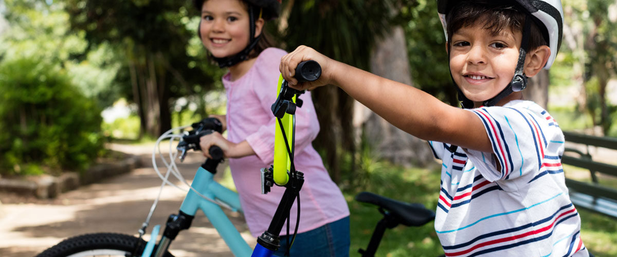 Twee kinderen op de fiets onderweg naar school – veilig naar school fietsen
