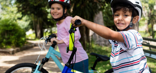 Twee kinderen op de fiets onderweg naar school – veilig naar school fietsen