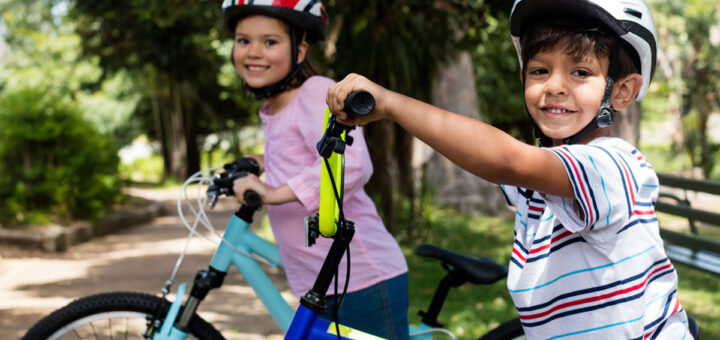 Twee kinderen op de fiets onderweg naar school – veilig naar school fietsen