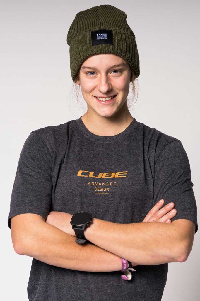 Simona Kuchyňková, winnares van het U21-wereldbekerklassement 2024, vóór haar overstap naar het Cube Actionteam 2025. Simona Kuchyňková, winnares van het U21-wereldbekerklassement 2024, vóór haar overstap naar het Cube Actionteam 2025.