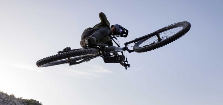 Een fietser springt met een Cube 2026 fiets.