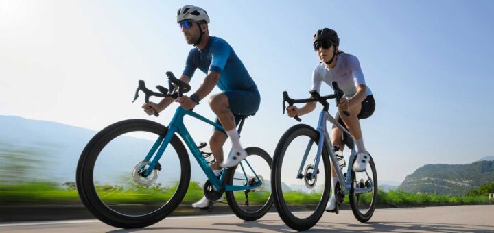 Fietser en fietsster op een Cube racefiets 2026 tijdens het rijden.