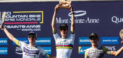 Finn Treudler viert de Cube Factory Racing-seizoensfinale 2025 in Mont-Sainte-Anne met de trofee in zijn handen, geflankeerd door de tweede en derde plaats op het podium.