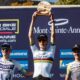 Finn Treudler viert de Cube Factory Racing-seizoensfinale 2025 in Mont-Sainte-Anne met de trofee in zijn handen, geflankeerd door de tweede en derde plaats op het podium.