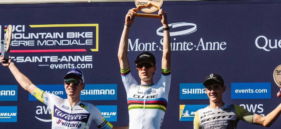 Finn Treudler viert de Cube Factory Racing-seizoensfinale 2025 in Mont-Sainte-Anne met de trofee in zijn handen, geflankeerd door de tweede en derde plaats op het podium.
