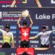 Finn Treudler juicht op het podium en heft trots de trofee omhoog voor zijn U23-overwinning in Lake Placid.
