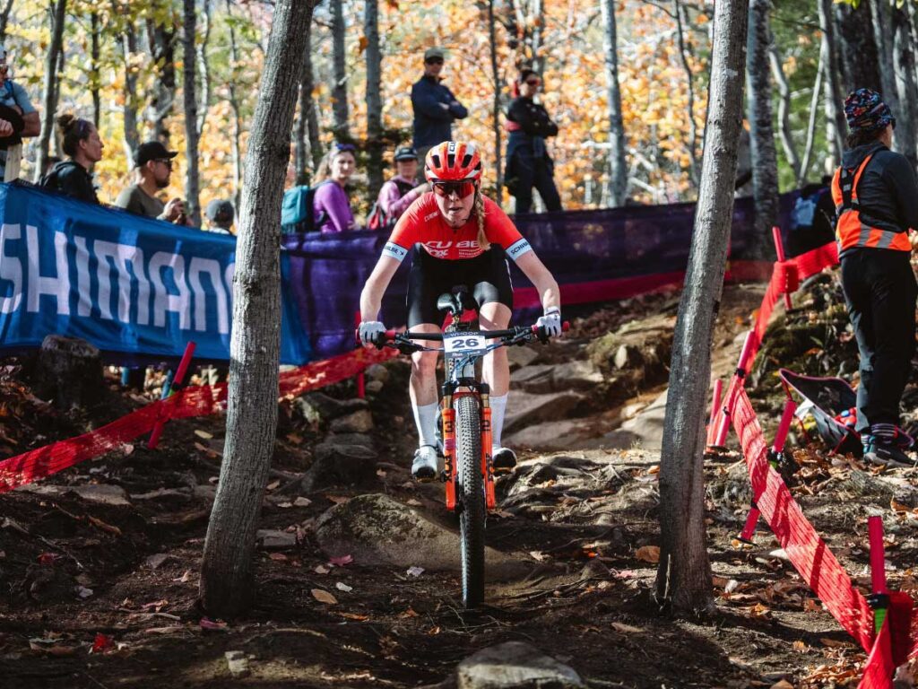 Kira Böhm rijdt met volle concentratie door het technische bosgedeelte tijdens de Cube Factory Racing-seizoensfinale 2025 in Mont-Sainte-Anne op haar Cube-mountainbike. Kira Böhm rijdt met volle concentratie door het technische bosgedeelte tijdens de Cube Factory Racing-seizoensfinale 2025 in Mont-Sainte-Anne op haar Cube-mountainbike.