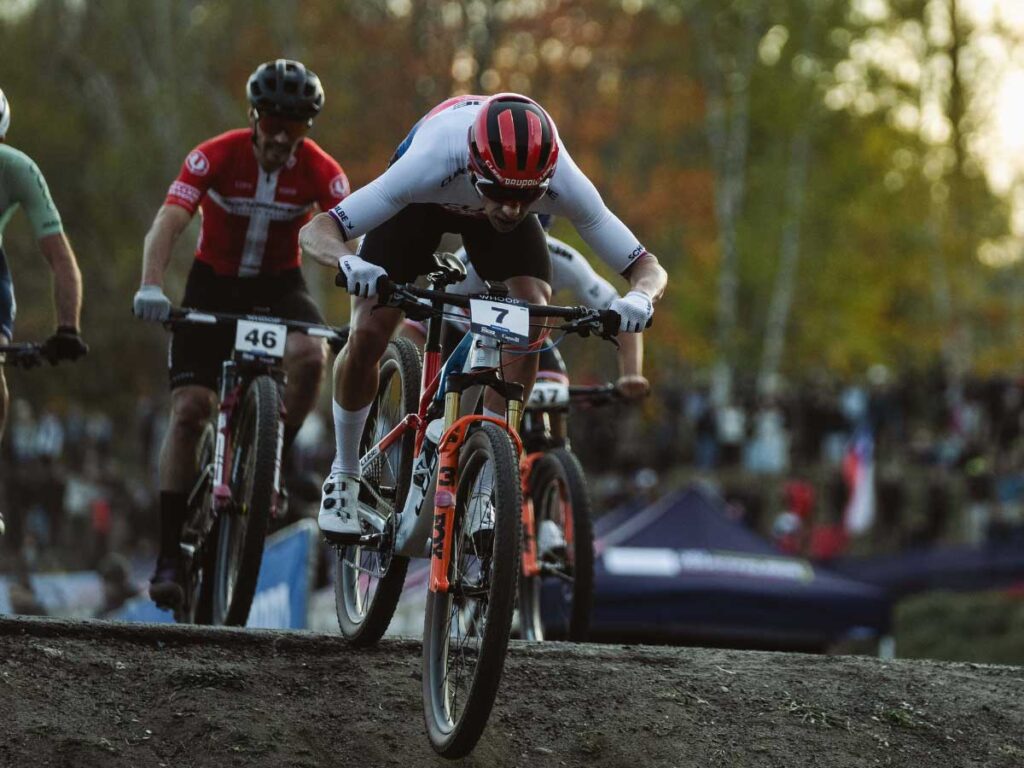Ondřej Cink bedwingt een veeleisende afdaling tijdens de Cube Factory Racing-seizoensfinale 2025 in Mont-Sainte-Anne en toont volledige controle over zijn Cube-fiets. Ondřej Cink bedwingt een veeleisende afdaling tijdens de Cube Factory Racing-seizoensfinale 2025 in Mont-Sainte-Anne en toont volledige controle over zijn Cube-fiets.